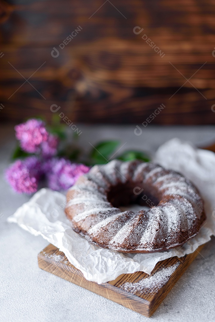 Delicioso bolo redondo com açúcar de confeiteiro