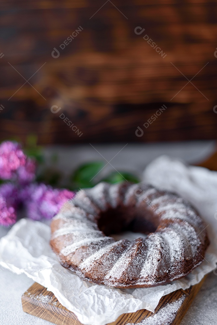 Delicioso bolo redondo com açúcar de confeiteiro