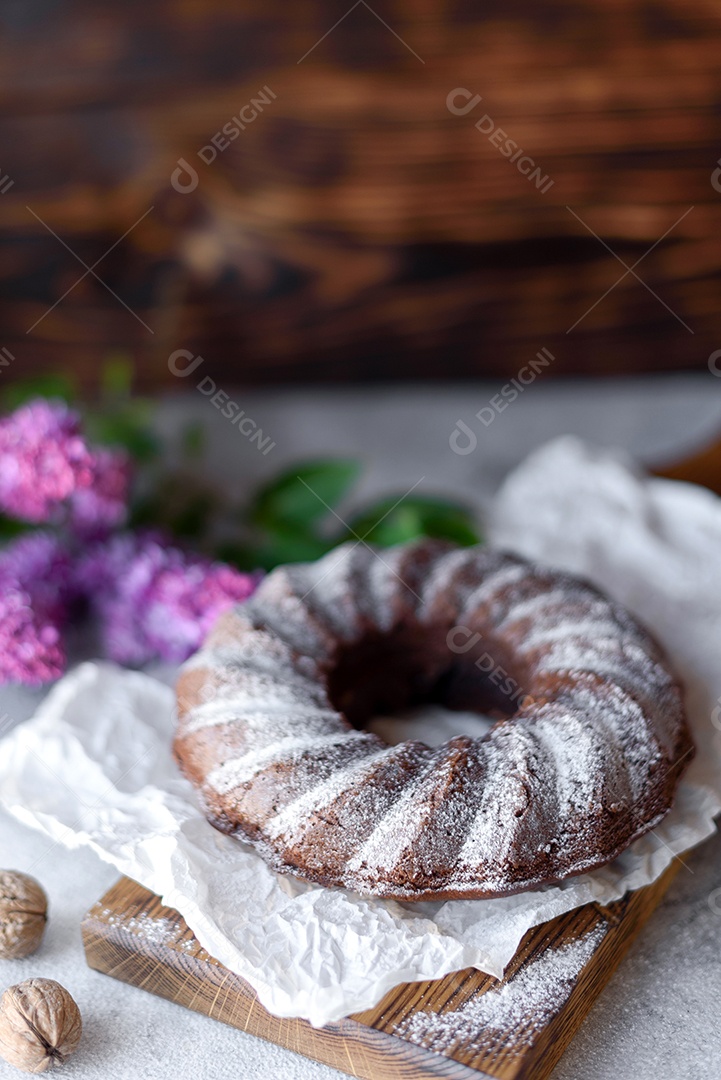 Delicioso bolo redondo com açúcar de confeiteiro