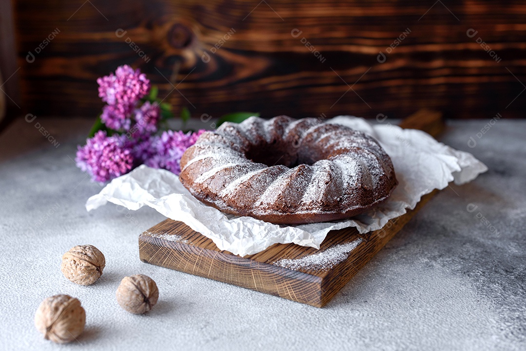 Delicioso bolo redondo com açúcar de confeiteiro