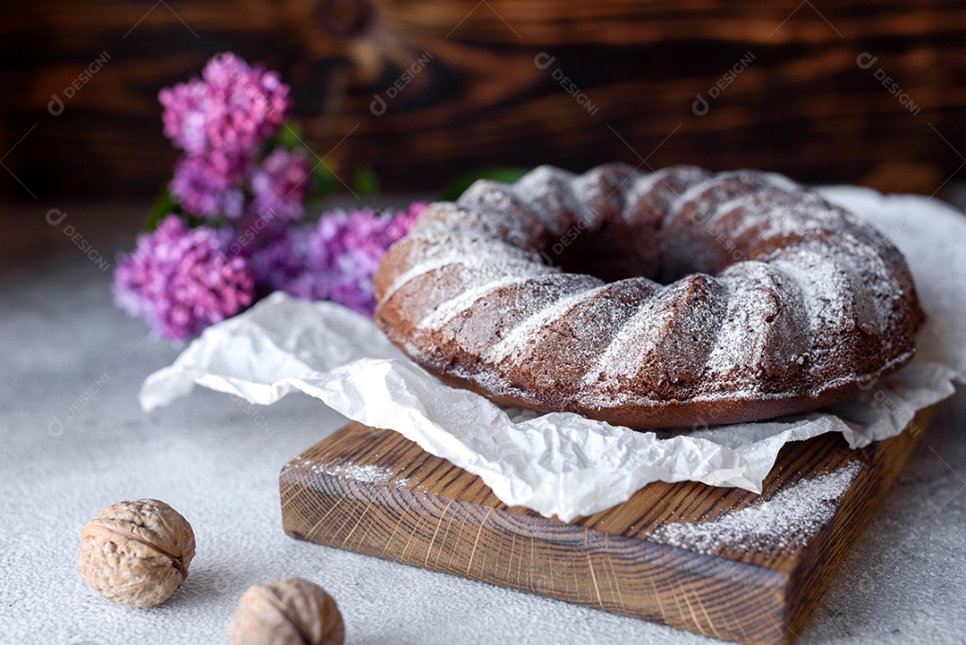 Delicioso bolo redondo com açúcar de confeiteiro