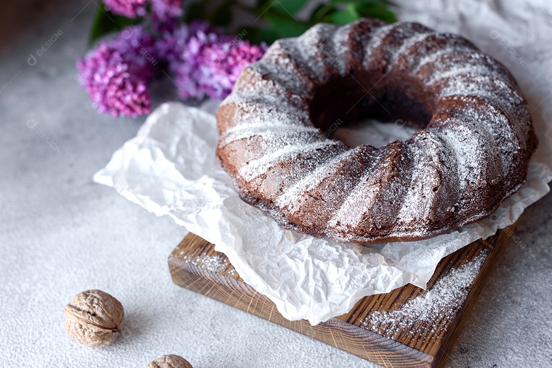 Delicioso bolo redondo com açúcar de confeiteiro
