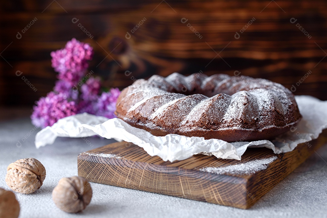 Delicioso bolo redondo com açúcar de confeiteiro