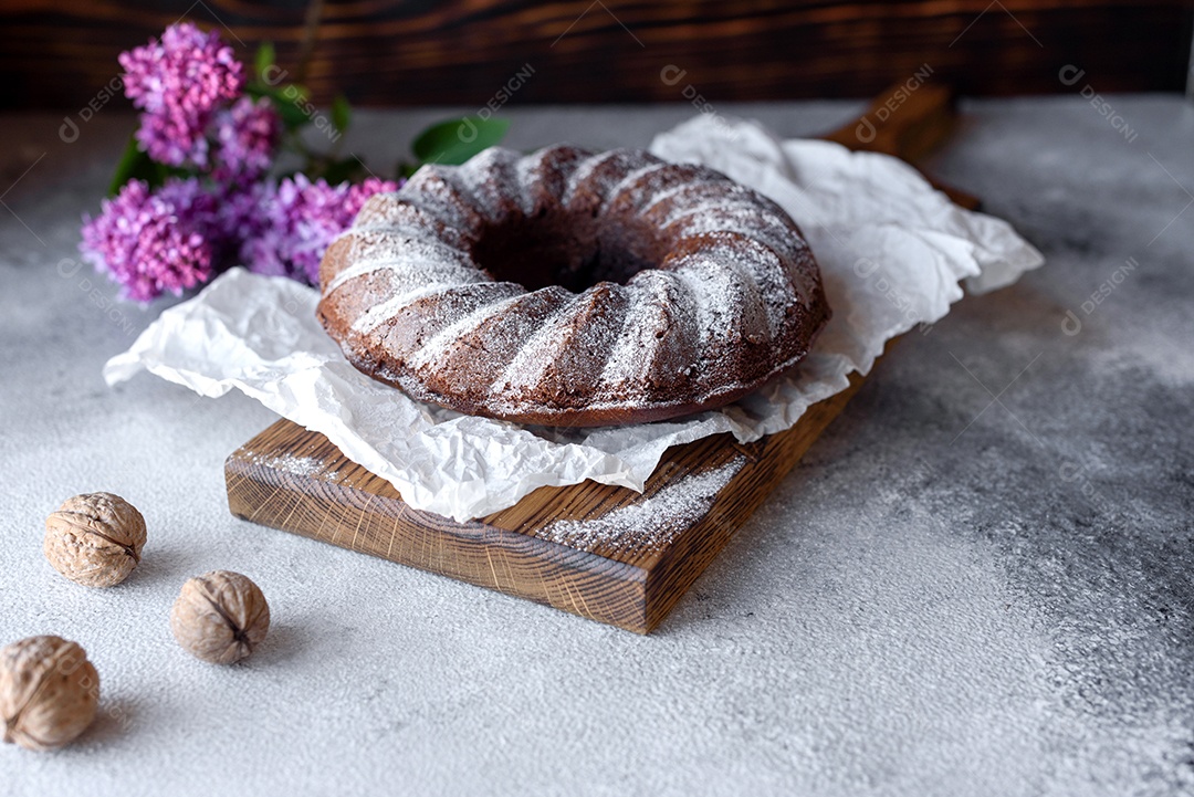 Delicioso bolo redondo com açúcar de confeiteiro