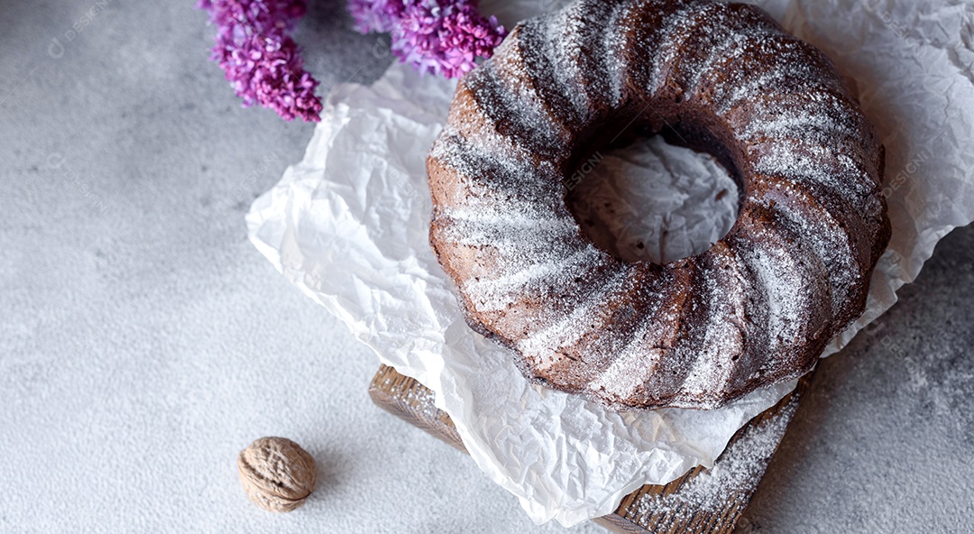 Delicioso bolo redondo com açúcar de confeiteiro