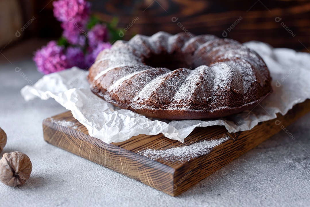 Delicioso bolo redondo com açúcar de confeiteiro