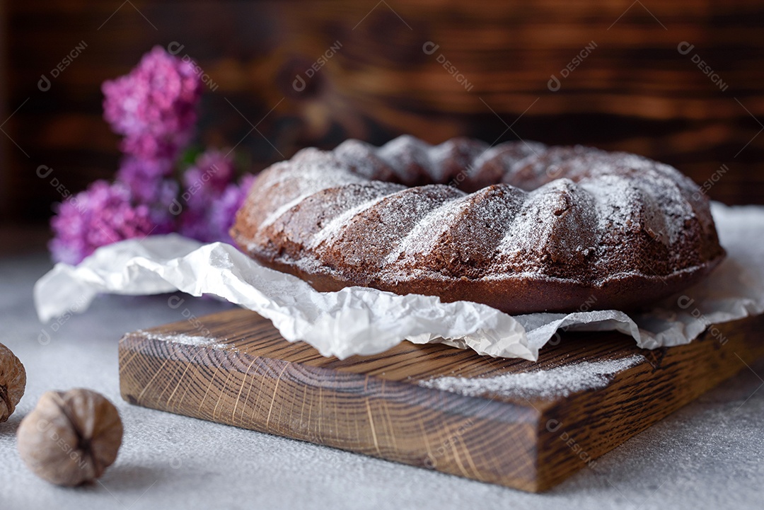 Delicioso bolo redondo com açúcar de confeiteiro