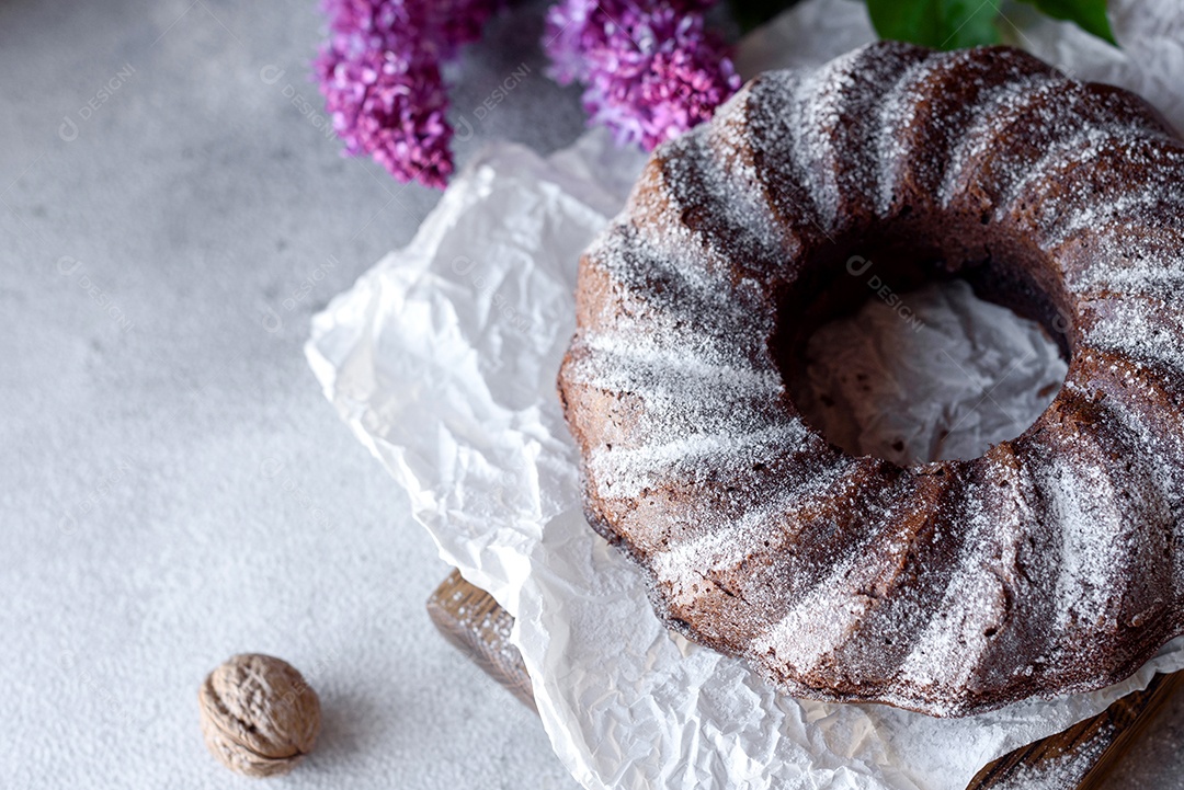 Delicioso bolo redondo com açúcar de confeiteiro