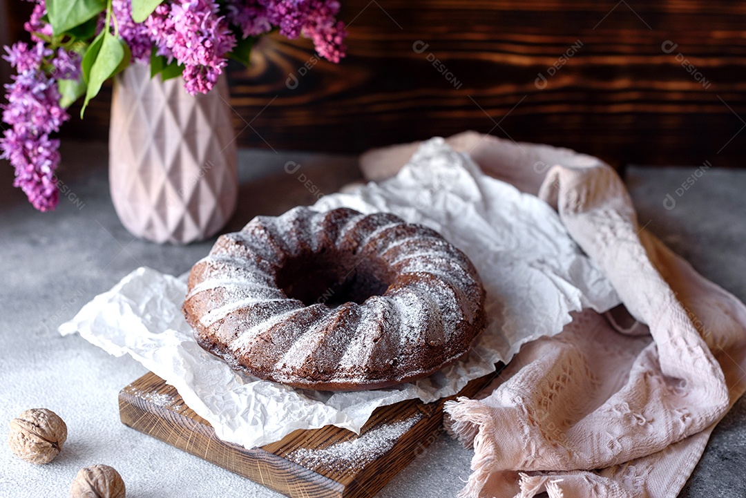 Delicioso bolo redondo com açúcar de confeiteiro