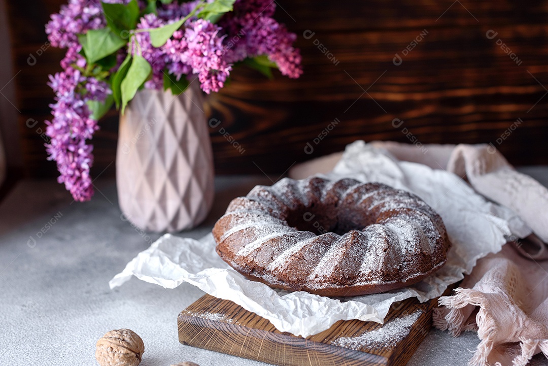 Delicioso bolo redondo com açúcar de confeiteiro