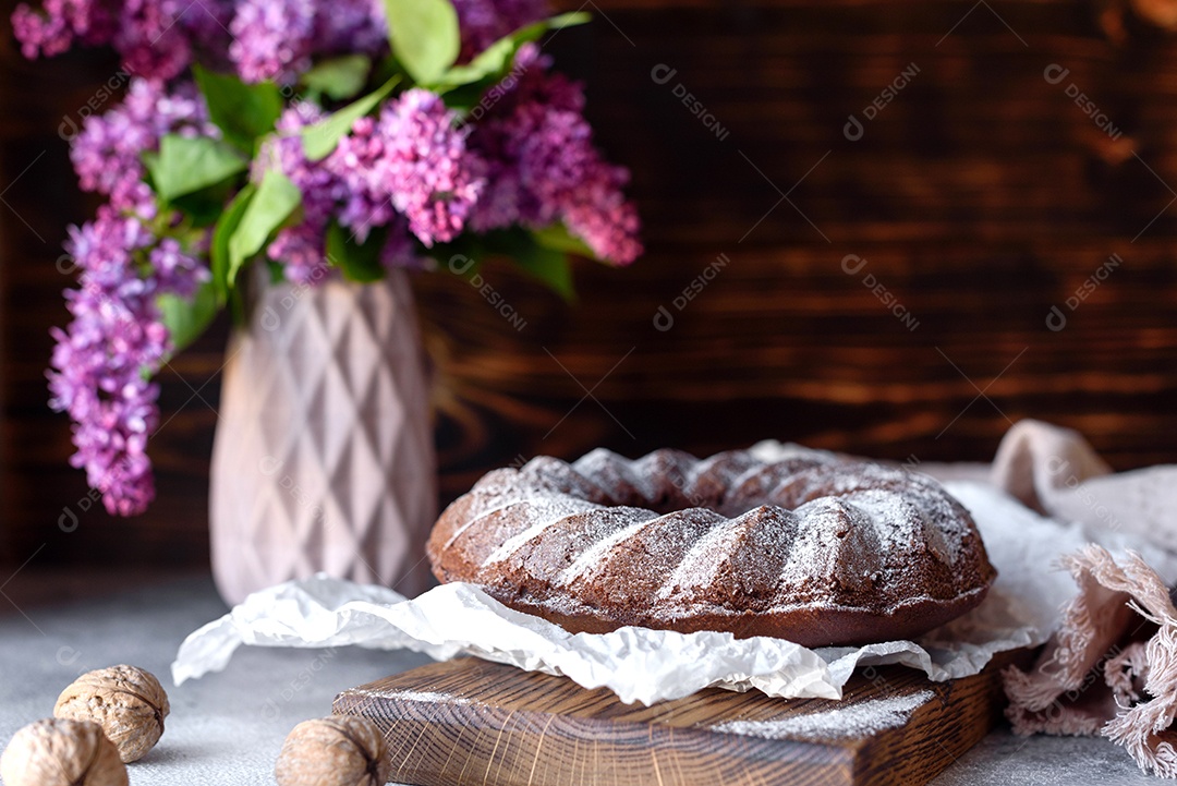 Delicioso bolo redondo com açúcar de confeiteiro