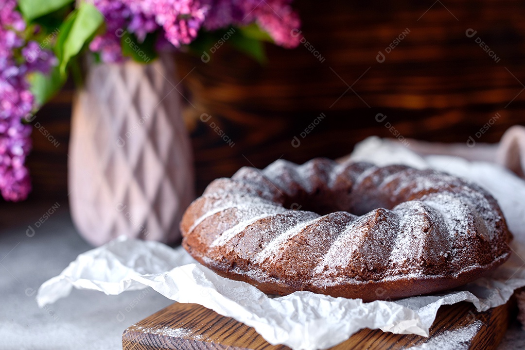 Delicioso bolo redondo com açúcar de confeiteiro
