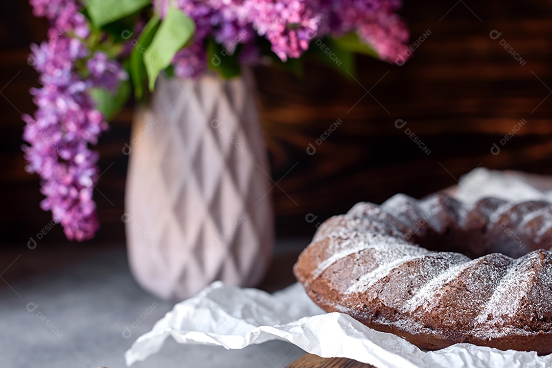Delicioso bolo redondo com açúcar de confeiteiro