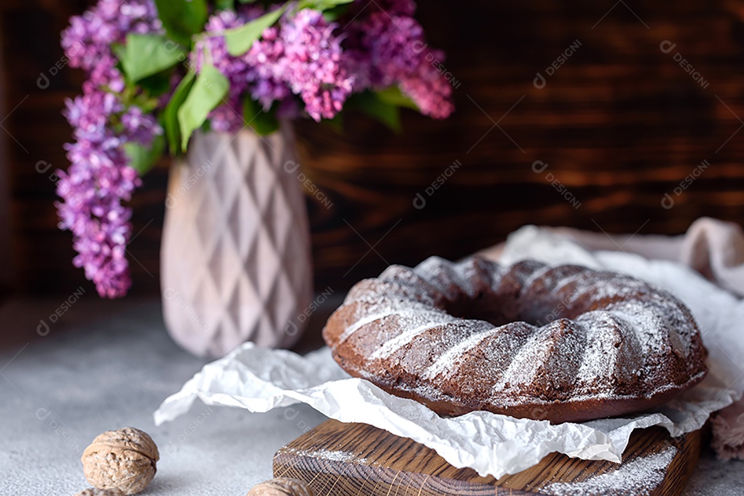 Delicioso bolo redondo com açúcar de confeiteiro