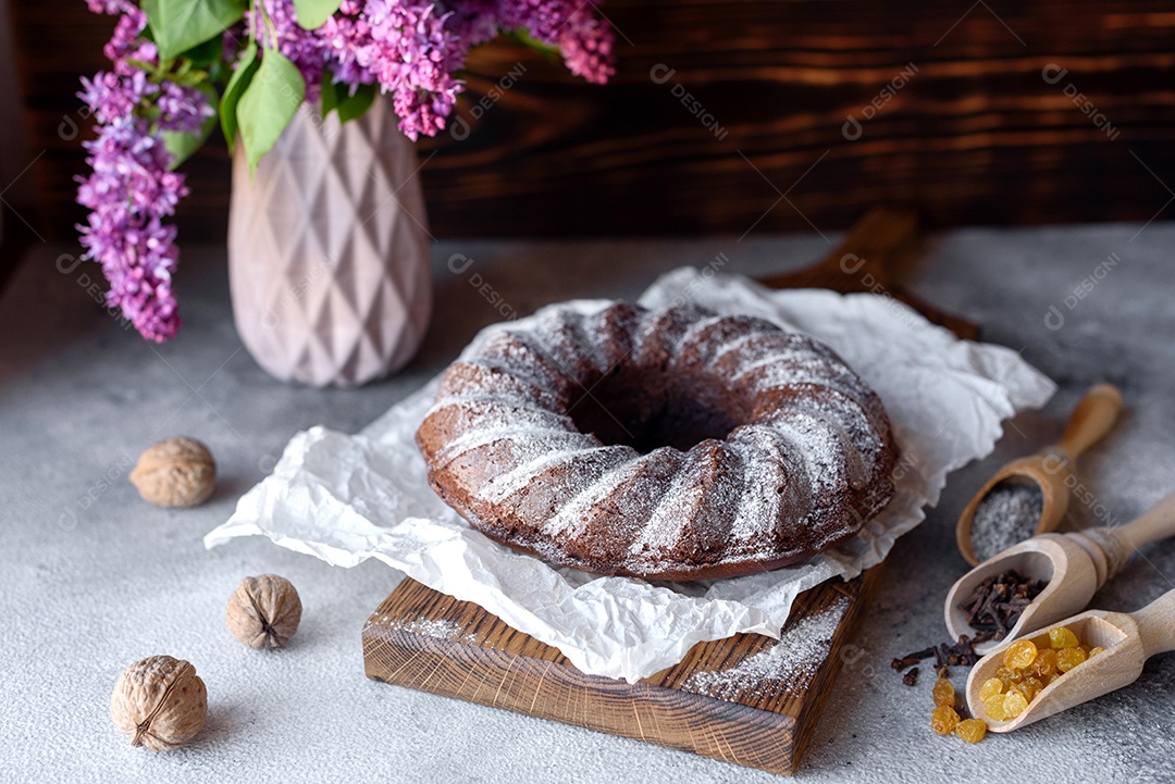 Delicioso bolo de chocolate com açúcar de confeiteiro