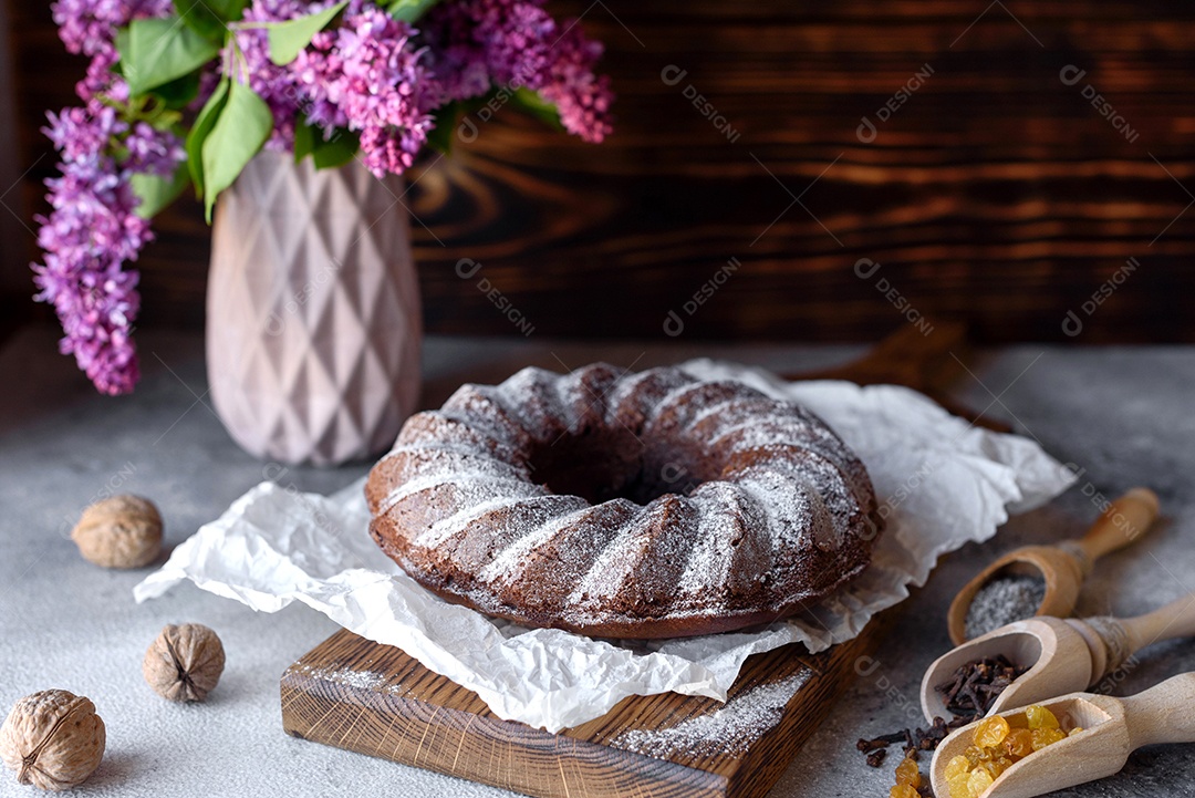 Delicioso bolo redondo com açúcar de confeiteiro