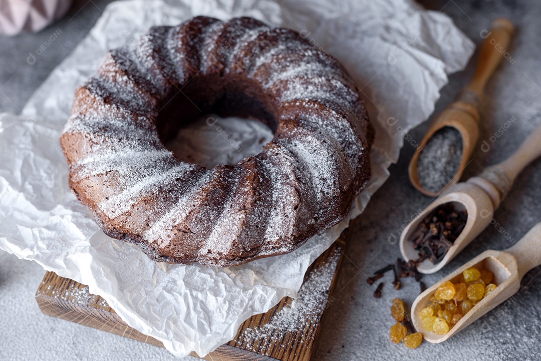 Delicioso bolo redondo com açúcar de confeiteiro