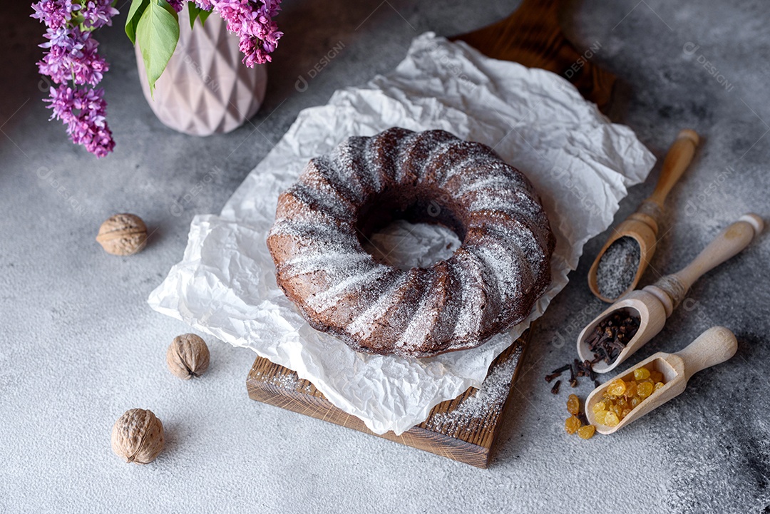 Delicioso bolo de chocolate com açúcar de confeiteiro