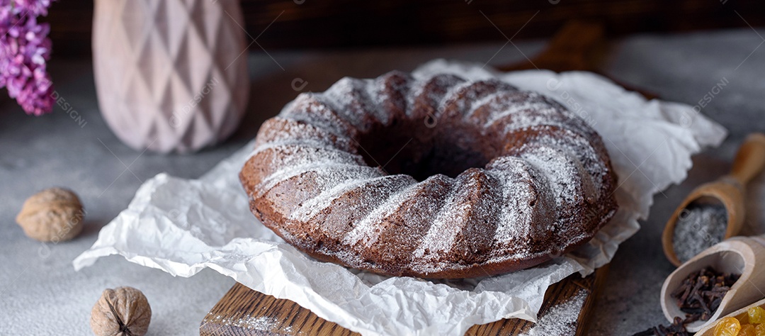 Delicioso bolo de chocolate com açúcar de confeiteiro