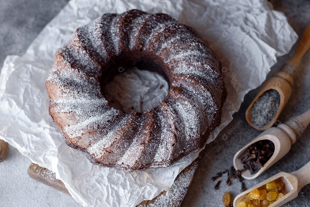 Delicioso bolo de chocolate com açúcar de confeiteiro