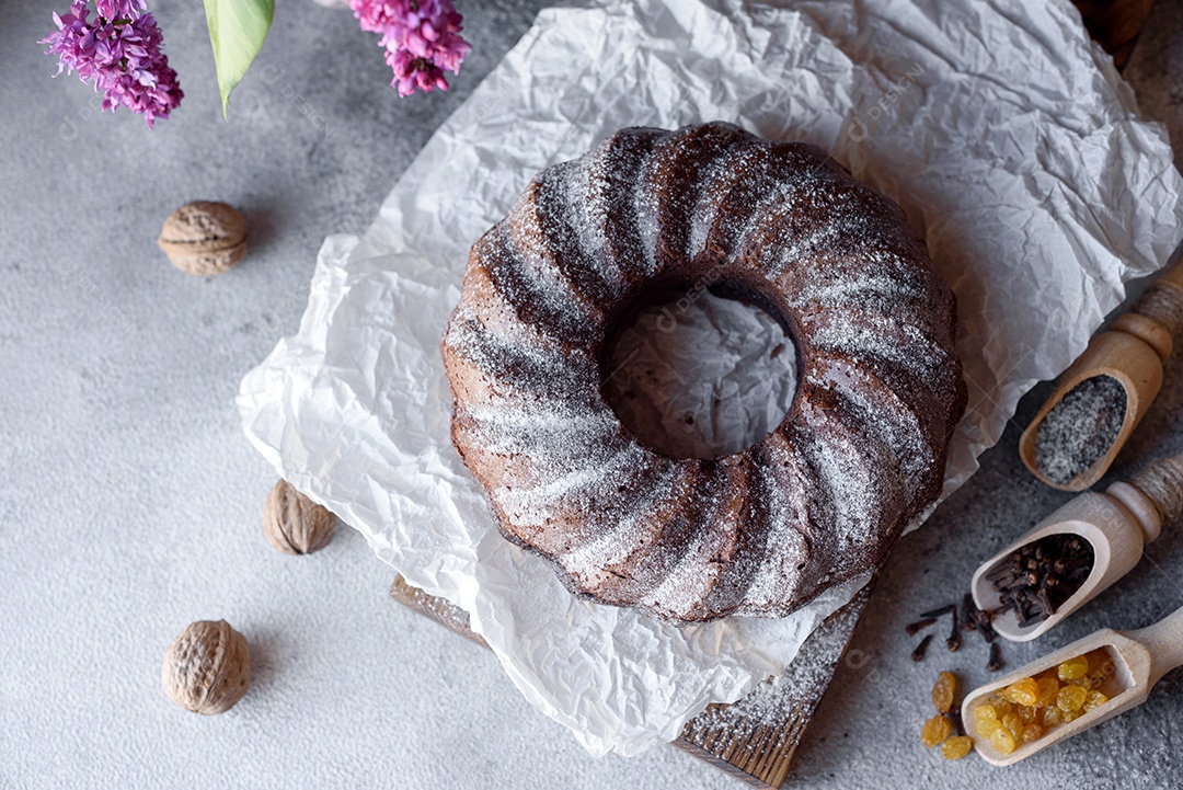 Delicioso bolo de chocolate com açúcar de confeiteiro