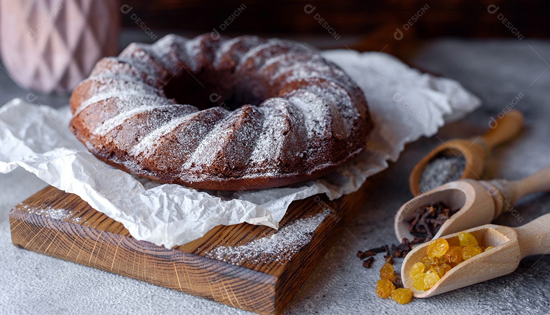 Delicioso bolo de chocolate com açúcar de confeiteiro