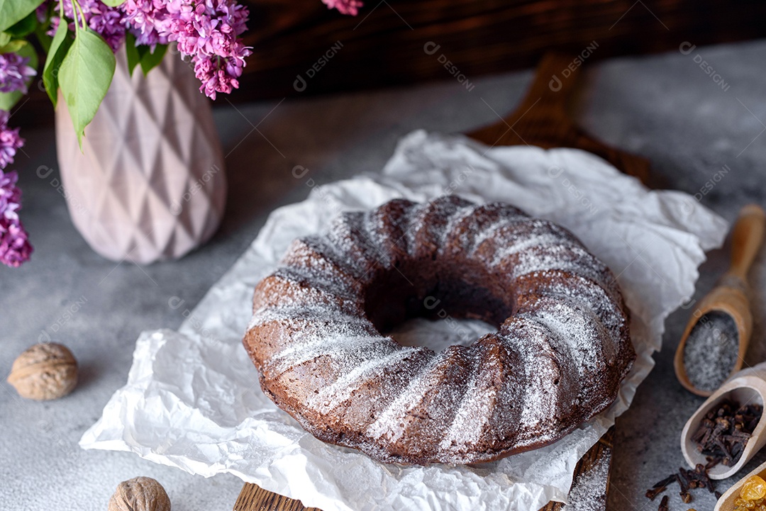 Delicioso bolo de chocolate com açúcar de confeiteiro