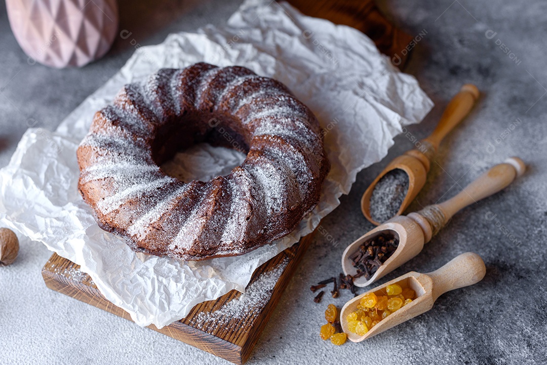 Delicioso bolo de chocolate com açúcar de confeiteiro