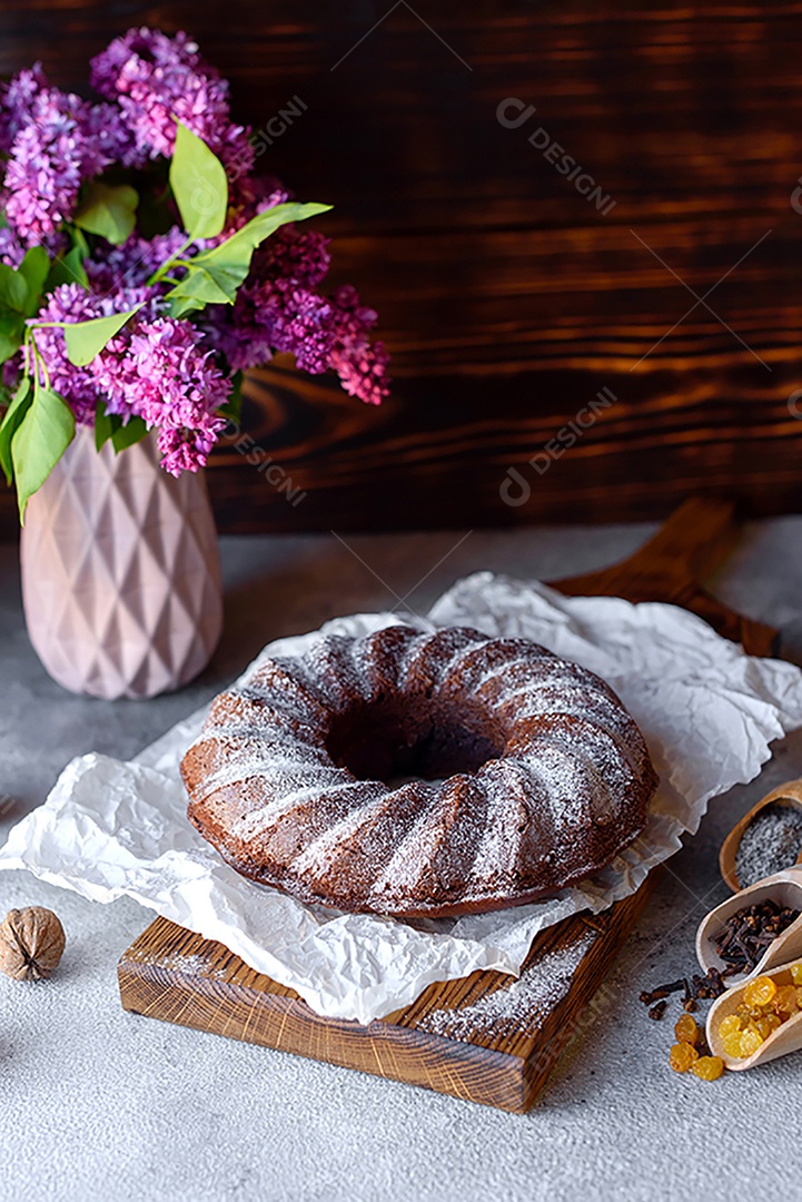 Delicioso bolo de chocolate com açúcar de confeiteiro