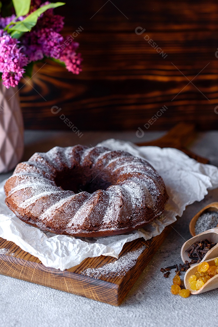 Delicioso bolo de chocolate com açúcar de confeiteiro