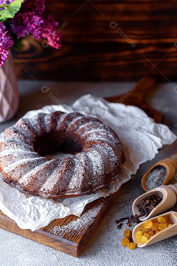 Delicioso bolo de chocolate com açúcar de confeiteiro