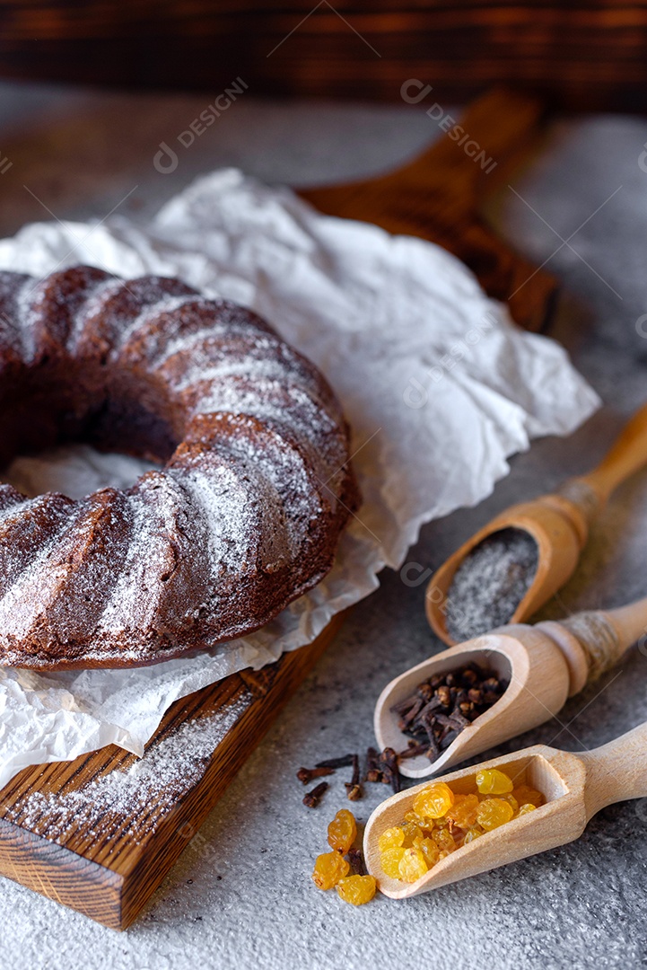 Delicioso bolo de chocolate com açúcar de confeiteiro