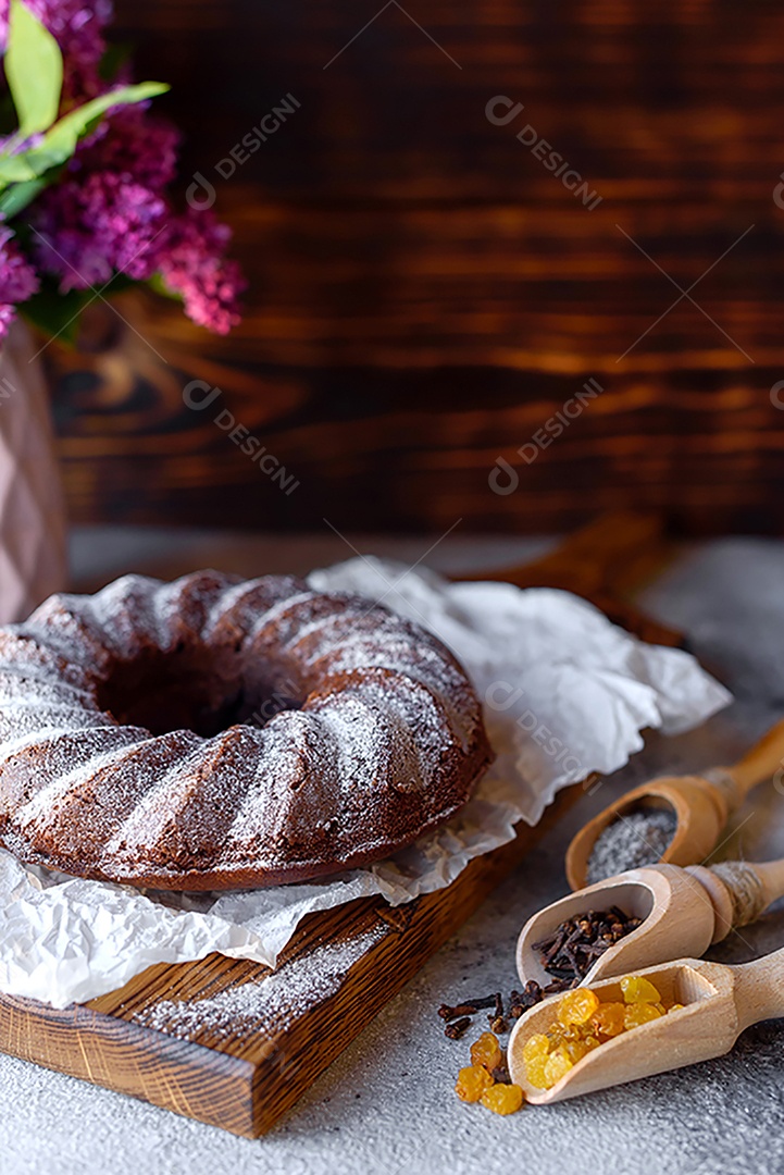 Delicioso bolo de chocolate com açúcar de confeiteiro