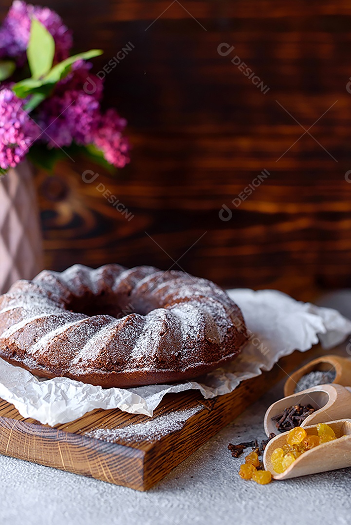 Delicioso bolo de chocolate com açúcar de confeiteiro