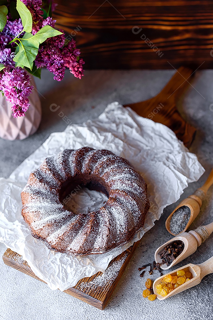 Delicioso bolo de chocolate com açúcar de confeiteiro