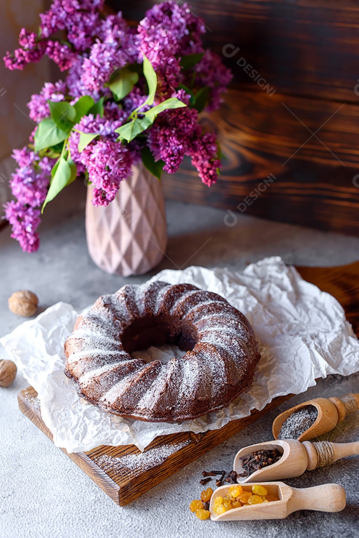 Delicioso bolo de chocolate com açúcar de confeiteiro