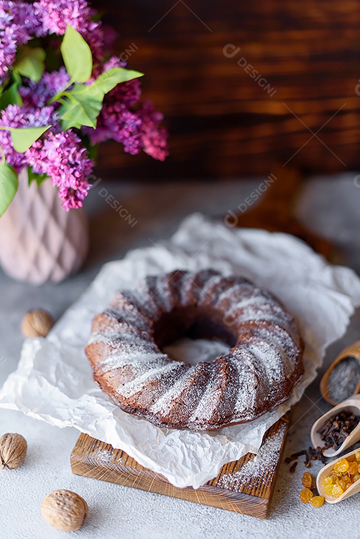 Delicioso bolo de chocolate com açúcar de confeiteiro