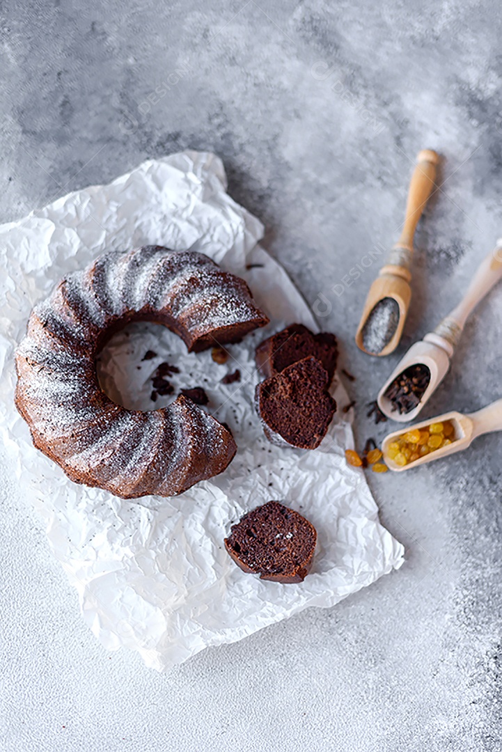 Delicioso bolo de chocolate com açúcar de confeiteiro