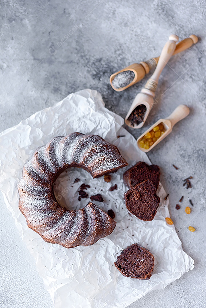 Delicioso bolo de chocolate com açúcar de confeiteiro