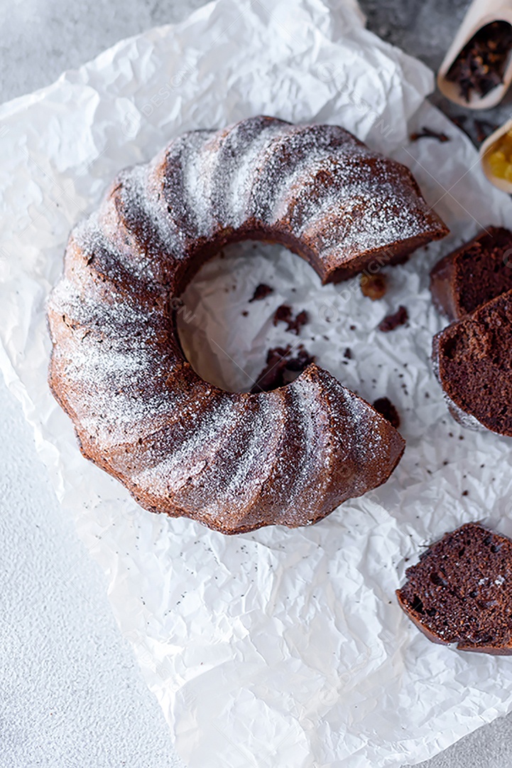 Delicioso bolo de chocolate com açúcar de confeiteiro