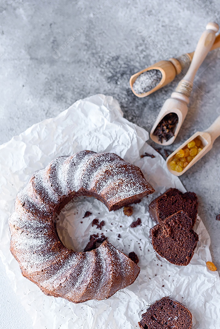 Delicioso bolo de chocolate com açúcar de confeiteiro