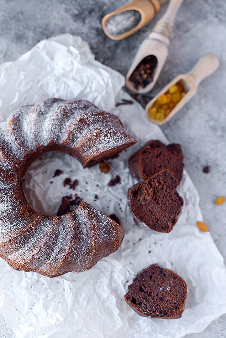 Delicioso bolo de chocolate com açúcar de confeiteiro