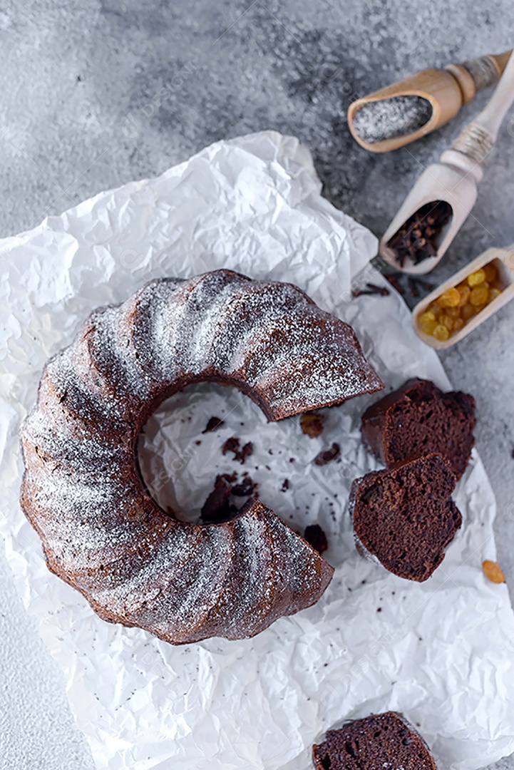 Delicioso bolo de chocolate com açúcar de confeiteiro