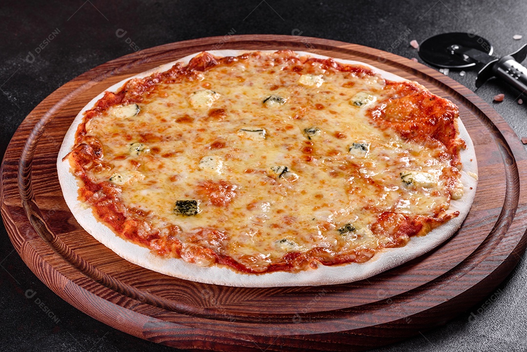 Deliciosa pizza sobre a mesa