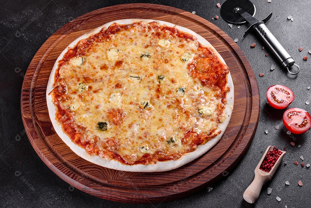 Deliciosa pizza sobre a mesa