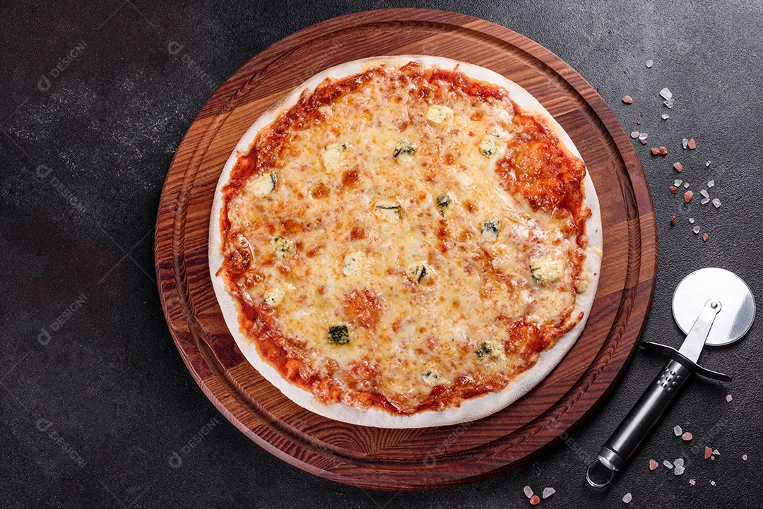 Deliciosa pizza sobre a mesa