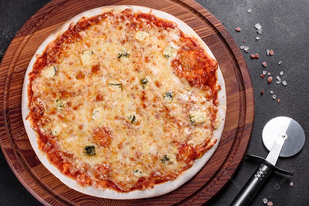 Deliciosa pizza sobre a mesa