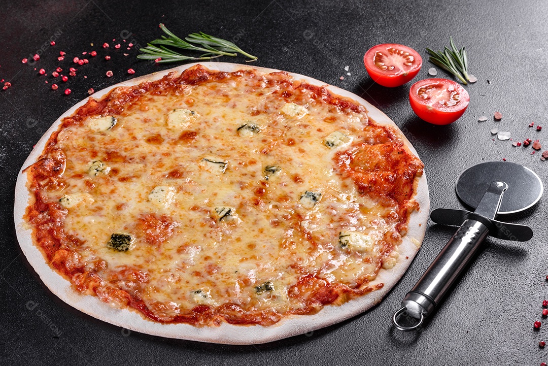 Deliciosa pizza sobre a mesa