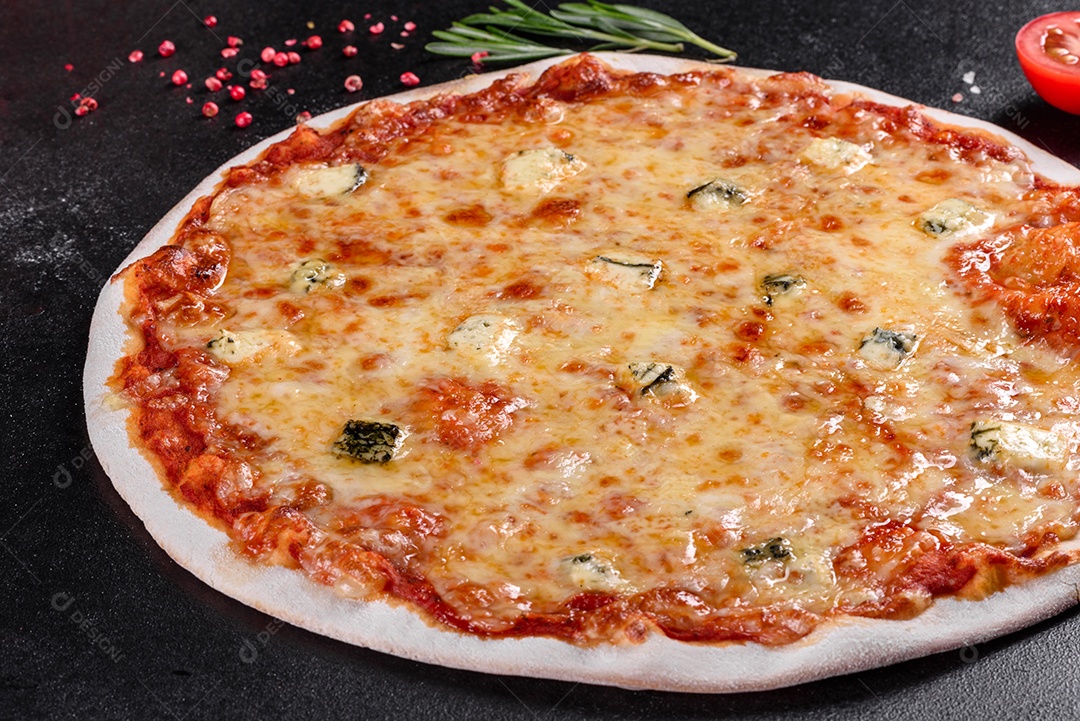 Deliciosa pizza sobre a mesa