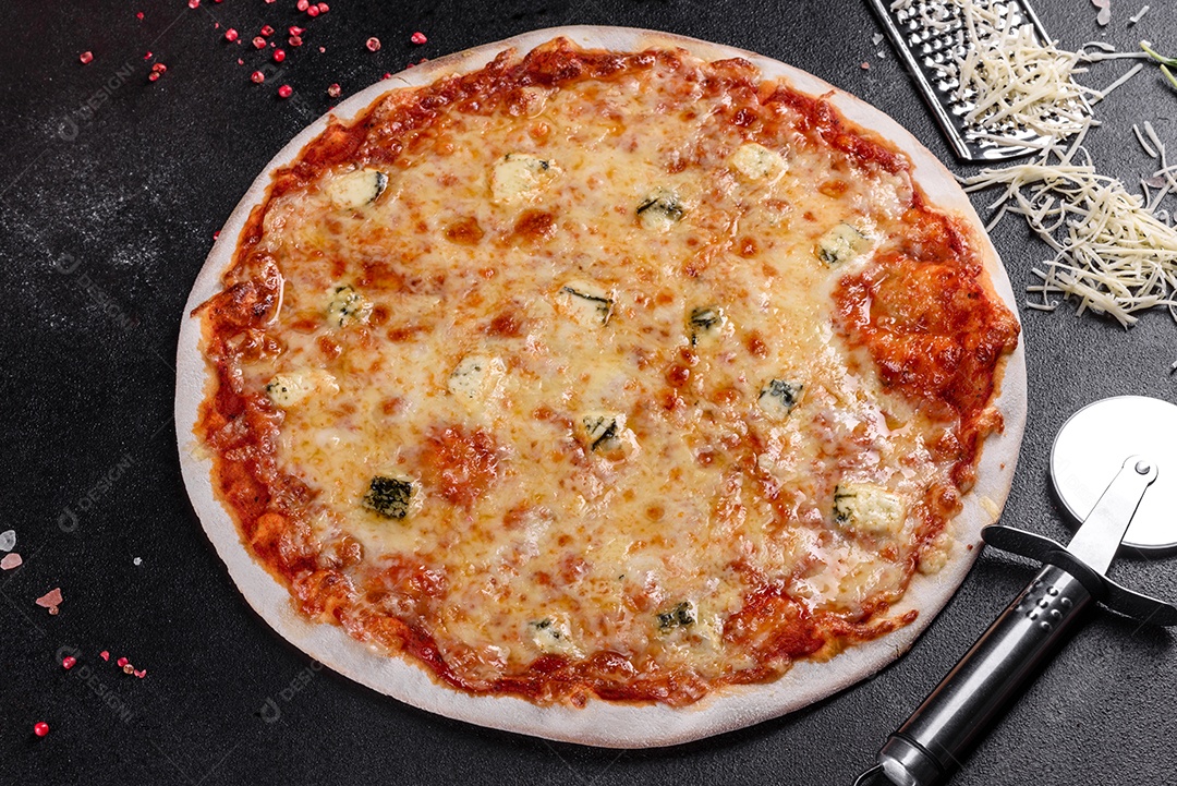 Deliciosa pizza sobre a mesa